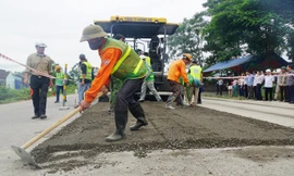 Dây chuyền bảo trì bằng biện pháp cào bóc tái chế trị giá 80 tỷ đồng do tư nhân đầu tư vừa được Tổng cục Đường bộ cho thử nghiệm. Ảnh: Sỹ Lực.