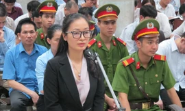 Bị cáo Lê Thị Thu Thủy trả lời HĐXX (người đeo kính).