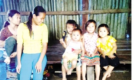 2 người vợ và 4 đứa con của ông Nông Văn Hùa.