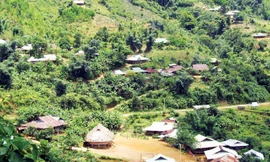 Những bản làng Cơ Tu ẩn mình trong nắng xuân. Ảnh: Nam Cường.