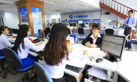 Giao dịch tại Eximbank. Ảnh: Như Ý.