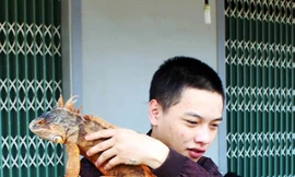 Nguyễn Ðăng Khoa bên con rồng Nam Mỹ khá thân thiện. Ảnh: K.A.