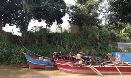 Tàu hút cát neo trên sông Đồng Nai đoạn qua xã Núi Tượng.