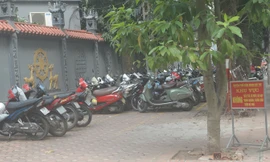 Bãi giữ xe sau biển cấm