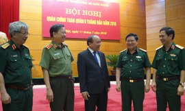 Thủ tướng Nguyễn Xuân Phúc trao đổi với lãnh đạo Bộ Quốc phòng và Bộ Công an tại hội nghị, sáng 11/7. Ảnh: Nguyễn Minh.