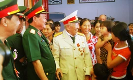 Niềm vui tuổi già khi được trao tặng nhà tình nghĩa.