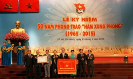 Bà Hà Thị Khiết trao danh hiệu Anh hùng lực lượng vũ trang nhân dân cho Đoàn Thanh niên các cơ quan Trung ương cục Miền Nam.