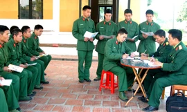 Chiến sĩ Tiểu đoàn 4, Trung đoàn 335, Sư đoàn 324 nhận tiền tiết kiệm trước ngày trở về địa phương.