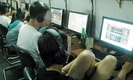 Nhiều quán net vẫn mở cửa để game thủ “cày” xuyên đêm. Ảnh: Hữu Huy.