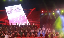 Hình ảnh trong chương trình nghệ thuật "10 ngày rung chuyển thế giới". Ảnh: Thu Ngà.