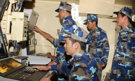 Kíp huấn luyện tại buồng chỉ huy trên tàu 377.