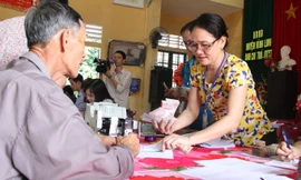 Chi trả tiền bồi thường thiệt hại do sự cố môi trường biển tại xã Vĩnh Thạch (Vĩnh Linh, Quảng Trị).