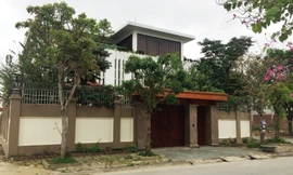 Căn biệt thự được xây dựng trên lô đất 3 mặt tiền mang tên bà Vũ Thị Dần, mẹ của Trần Vũ Quỳnh Anh tại khu đô thị Bình Minh, TP Thanh Hóa.