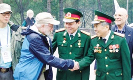 Cựu binh Việt Nam và những người lính Mỹ xưa gặp nhau tại nghĩa trang Trường Sơn. Ảnh: Thái Huyền.