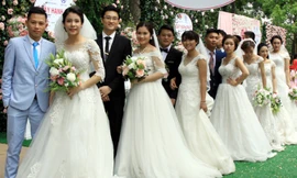 Những cô dâu chú rể tại đám cưới nếp sống mới.