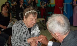 Chú rể 66 lấy cô dâu 93