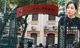 Chị Nguyễn Hồng Nhung sau cuộc họp với ban giám hiệu nhà trường. Ảnh: Nguyên Khánh.