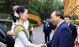 Chiều 19/4, tại Phủ Chủ tịch, Thủ tướng Nguyễn Xuân Phúc chủ trì Lễ đón Cố vấn Nhà nước, Bộ trưởng Ngoại giao và Bộ trưởng Văn phòng Tổng thống Myanmar, bà Aung San Suu Kyi, thăm chính thức Việt Nam. Ảnh: TTXVN.