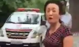 Chị Hoàng Thị Soa (mẹ cháu bé) gào khóc, bức xúc trước những hành vi cản trở không cho xe cấp cứu ra khỏi bệnh viện vào sáng ngày 2/7 (ảnh chụp từ clip).