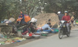 Chợ cóc lấn đường