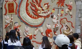 Bích họa Phùng Hưng gây dư luận trái chiều. Ảnh: Như Ý.