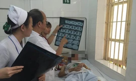 Bác sĩ Ðỗ Duy Cường khám cho bệnh nhân S.