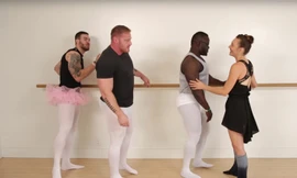 Các lực sĩ thể hình tập múa ballet.