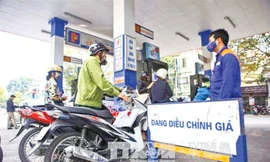 Giá xăng dầu liên tục được điều chỉnh tăng theo giá thế giới gây tác động lên lạm phát thời gian qua. Ảnh: Như Ý.