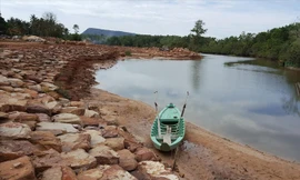 Sông Cửa Cạn đang bị lấn chiếm hành lang an toàn.