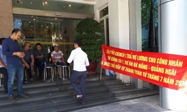 Người của Cienco 8 căng biển, kê ghế chắn cửa Cienco 1 đòi nợ. Ảnh: TX.