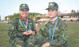 Thiếu úy Phạm Thị Hà (phải) cùng đồng đội. Ảnh: Duy Ngợi.