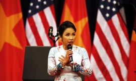 Phần trình diễn ‘Quốc ca’ của Mỹ Linh tại sự kiện đón tiếp Tổng thống Mỹ Obama. Ảnh: Vietnamnet.
