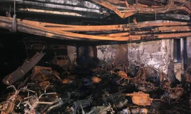 Hàng loạt ô tô, xe máy cháy rụi trong hầm chung cư Carina. Ảnh: Ngô Bình.