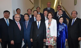 Thủ tướng Nguyễn Xuân Phúc và đoàn công tác của Chính phủ làm việc với bà Malu Drayer - Chủ tịch Hội đồng Liên bang Đức, kiêm Thủ hiến bang Rheinland-Pfalz. Ảnh: QH.