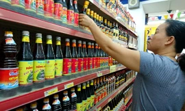 Người tiêu dùng vẫn lựa chọn nước mắm truyền thống tại Siêu thị Fivimart Hà Nội chiều 21/10. Ảnh: Như Ý.