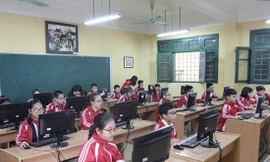 Trao phòng máy tính cho học sinh trường Hà Nội