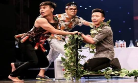 Lê Dương Bảo Lâm (bìa trái) diễn cùng Trấn Thành (bìa phải) trong đêm chung kết Cười xuyên Việt.