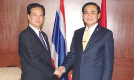 Bên lề Hội nghị Thượng đỉnh hợp tác tiểu vùng Mekong mở rộng lần thứ 5, ngày 20/12, Thủ tướng Nguyễn Tấn Dũng gặp Thủ tướng Thái Lan Prayut Chan-ocha. Ảnh: TTXVN.