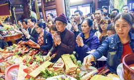 Chùa Hương ngày khai hội. Ảnh: PV.