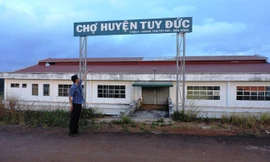 Chợ huyện Tuy Đức bỏ hoang.