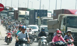 Xe tải và xe máy chen chúc qua cầu Rạch Chiếc (TPHCM). Cây cầu vừa được đầu tư xây mới với kinh phí gần 1.000 tỷ đồng nhưng đã quá tải.