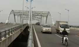 Hiện phương tiện chỉ lưu thông được một bên qua cầu Đông Trù. Ảnh: T.Đảng.