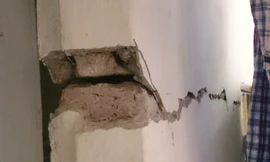 Các vết nứt tại nhà dân ở ngách 20/28 Kim Giang​. Ảnh: Tuấn Nguyễn.