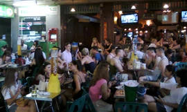 Về khuya, “thiên đường” Khao Sản càng náo nhiệt.