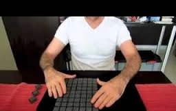 Lạ lùng màn ảo thuật xếp gạch kỳ bí