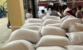 Muốn nhận gạo cứu trợ, phải đóng phí