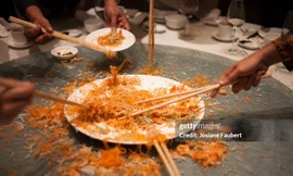 Độc lạ món gỏi Phát tài ngày Tết, càng lộn xộn vương vãi càng may mắn