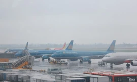 Mưa dông dồn dập, nhiều chuyến bay không thể cất - hạ cánh ở Nội Bài 