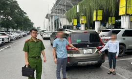Cò mồi 'chặt chém' tiền taxi của khách nước ngoài tại sân bay Nội Bài