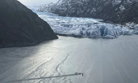 Phi công và 2 em bé sống sót thần kỳ khi máy bay rơi xuống hồ 'tử thần'